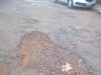 Rua Brás Cubas apresenta diversos buracos em diferentes trechos